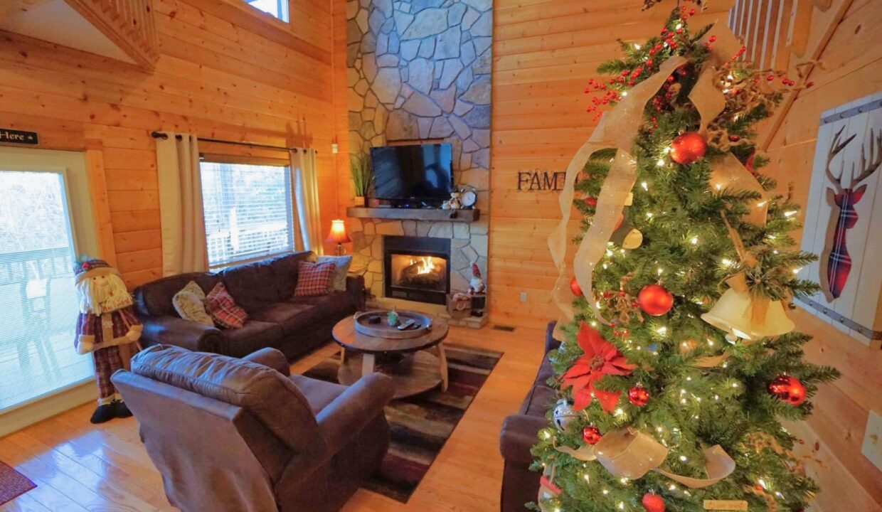 Christmas at Hoedown Hideaway Pigeon Forge cabin Airbnb VRBO book direct